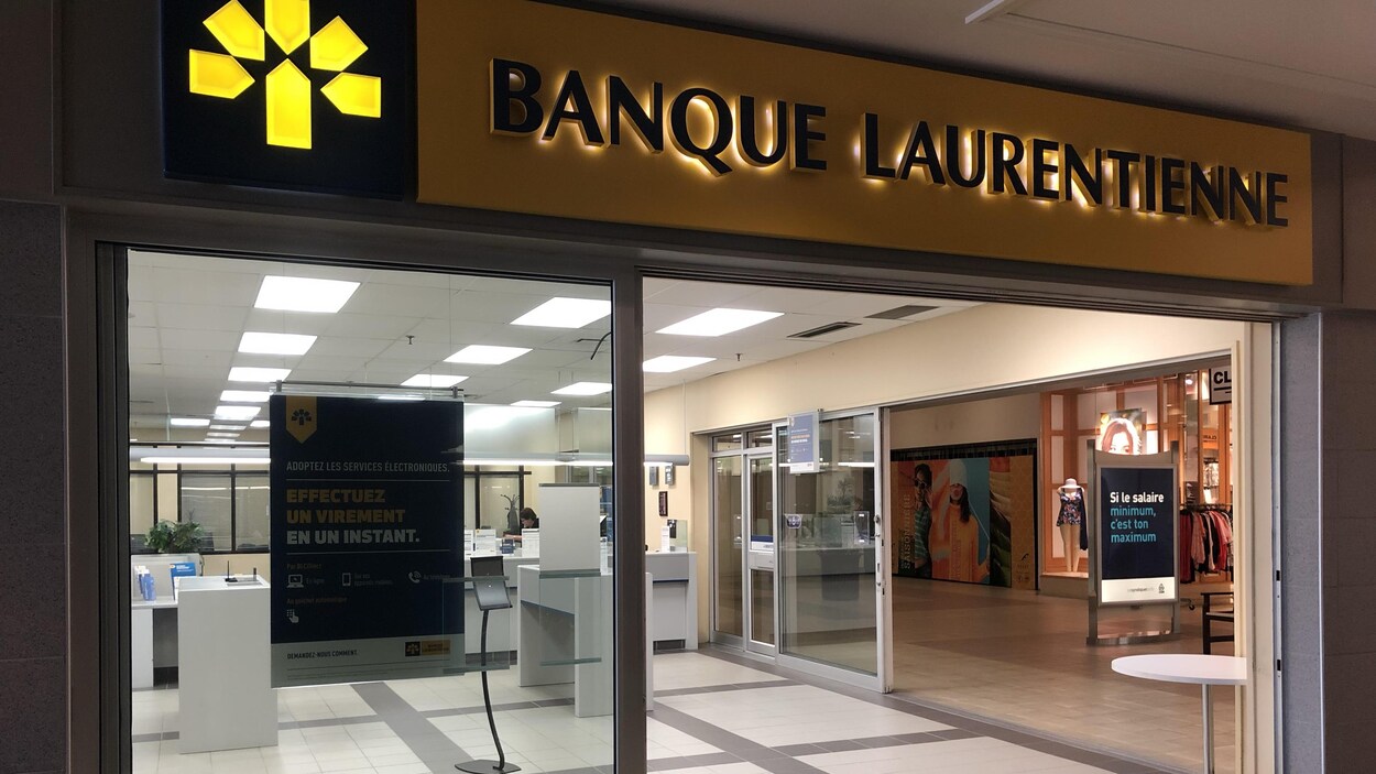 Une affiche dans l'une des vitres indique qu'il est possible d'effectuer un virement en un instant par voie électronique.