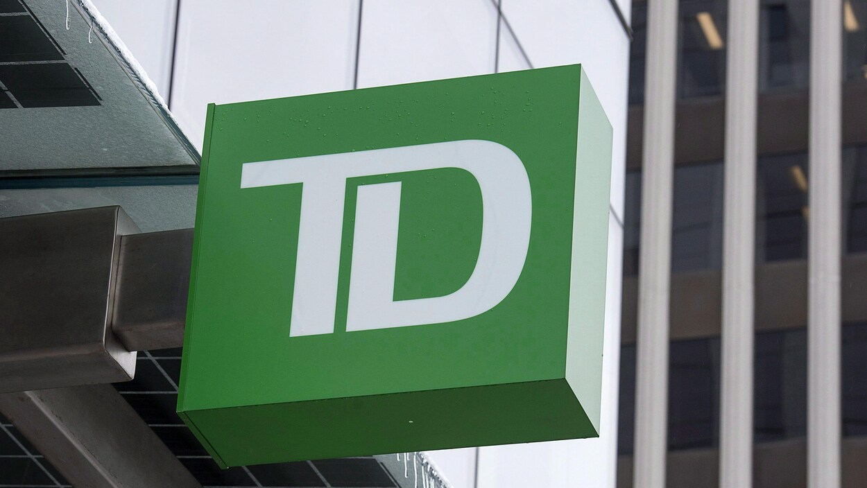 Photo de l'enseigne verte avec les lettres TD de la Banque TD, à l'extérieur d'une succursale.