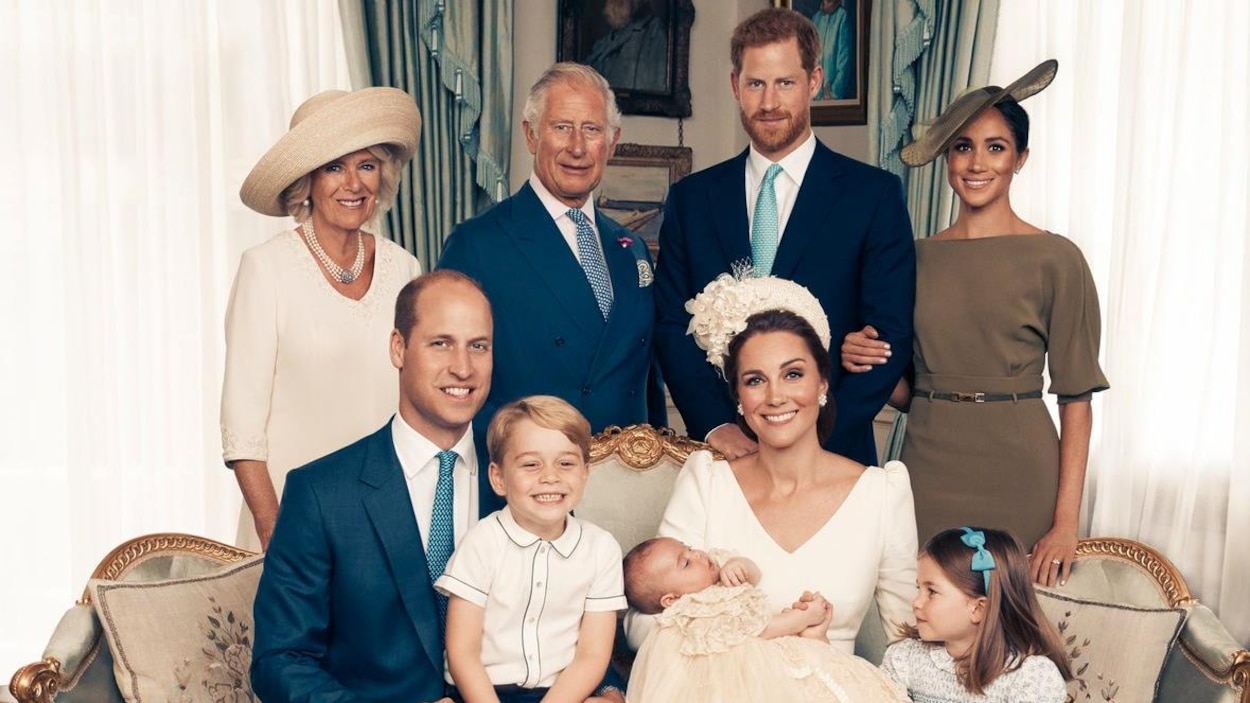 La famille royale prend la pose à l'occasion du baptême du prince Louis. La famille royale prend la pose à l'occasion du baptême du prince Louis.