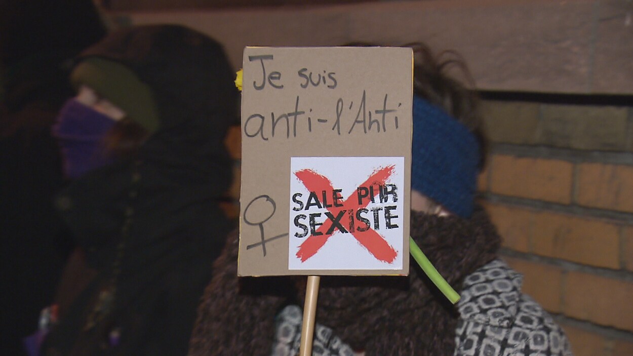 Une manifestante dénonce le bar l'Anti avec son affiche. Une manifestante dénonce le bar l'Anti avec son affiche.