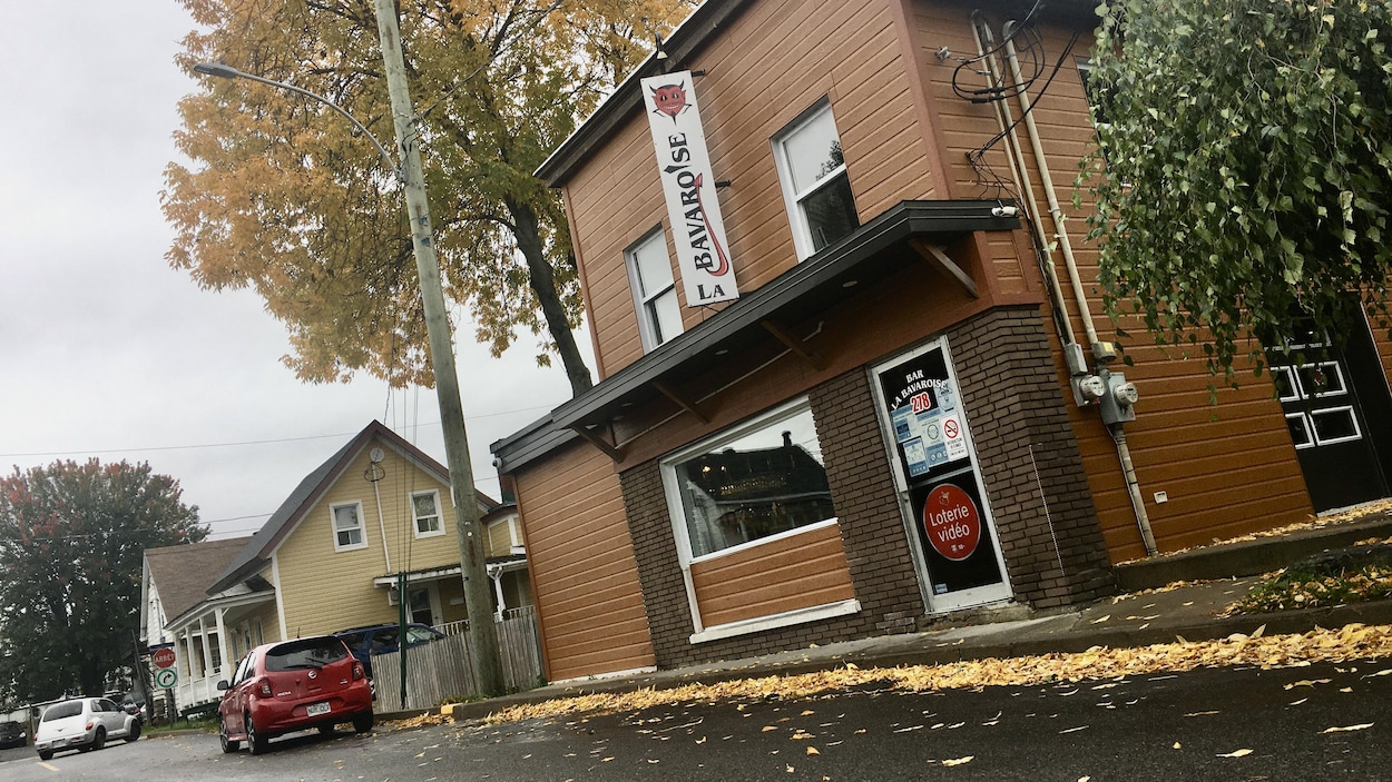 Le Bar la Bavaroise à Nicolet à l'automne. Des feuilles mortes tombent devant la porte. La photo est prise de la rue, on voit la façade.