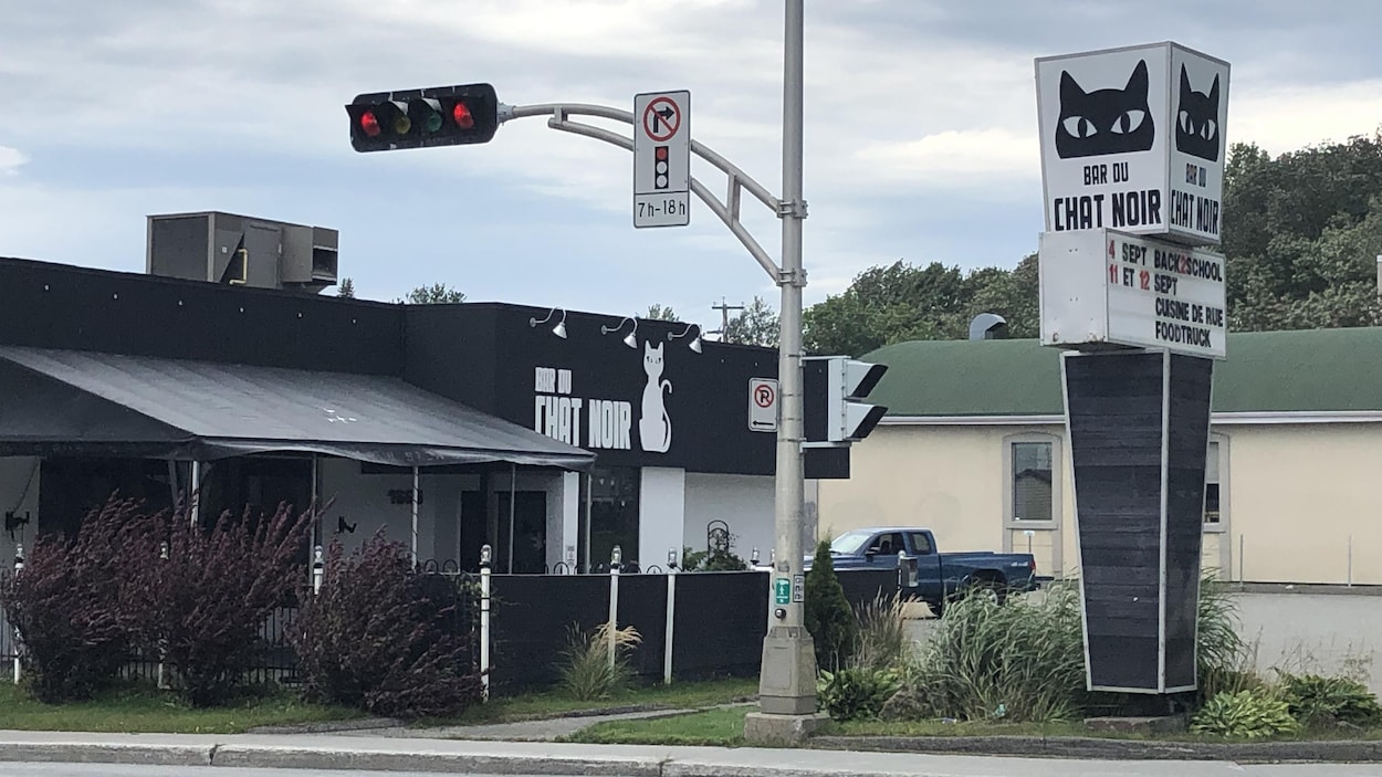 Extérieur du Bar du Chat Noir, à Sherbrooke.