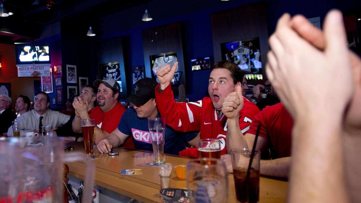 Un bar où sont rassemblés des partisans de hockey.