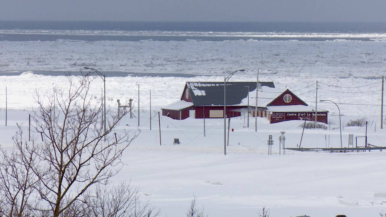 Bâtiment sous la neige près du fleuve Saint-Laurent.