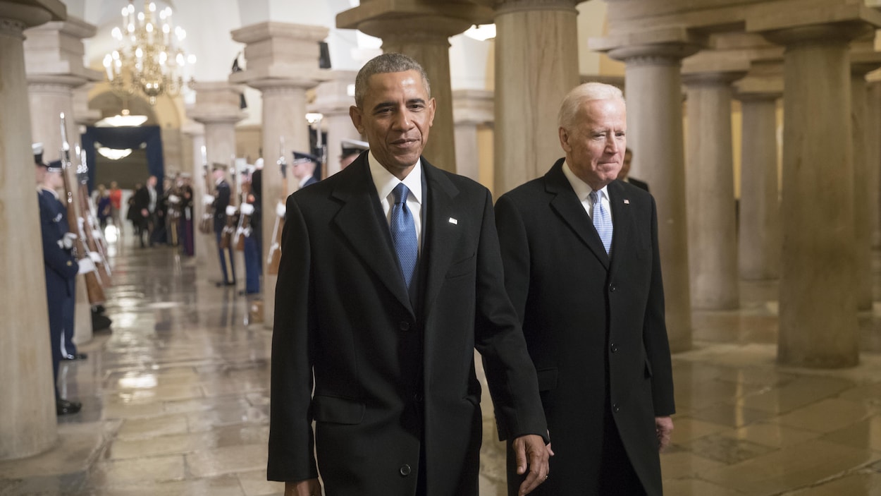 Barack Obama et Joe Biden marchent côte à côte dans le Capitole.
