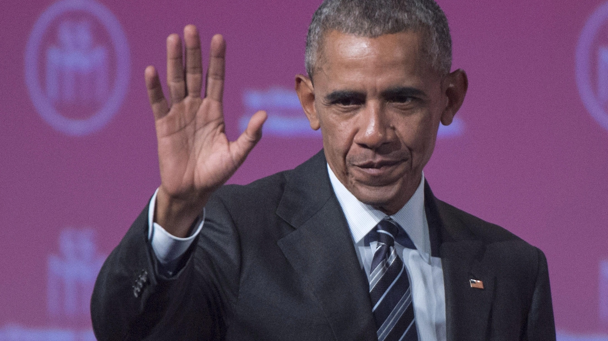 Barack Obama salue la foule après son discours à Montréal