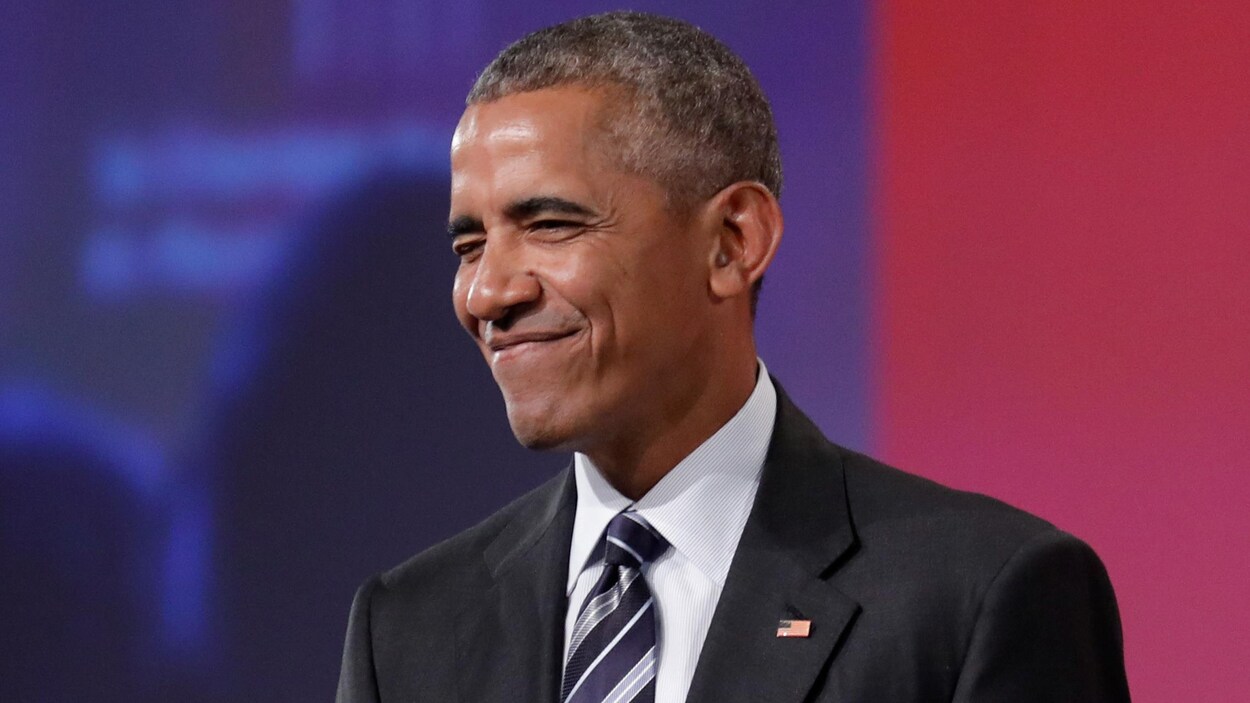 L'ancien président américain Barack Obama affiche un large sourire et des yeux rieurs.