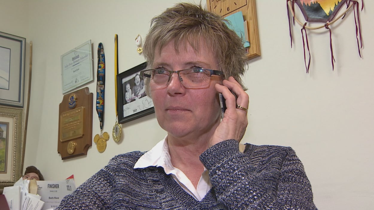 Barb Reid, un téléphone cellulaire à l'oreille. Barb Reid, un téléphone cellulaire à l'oreille.