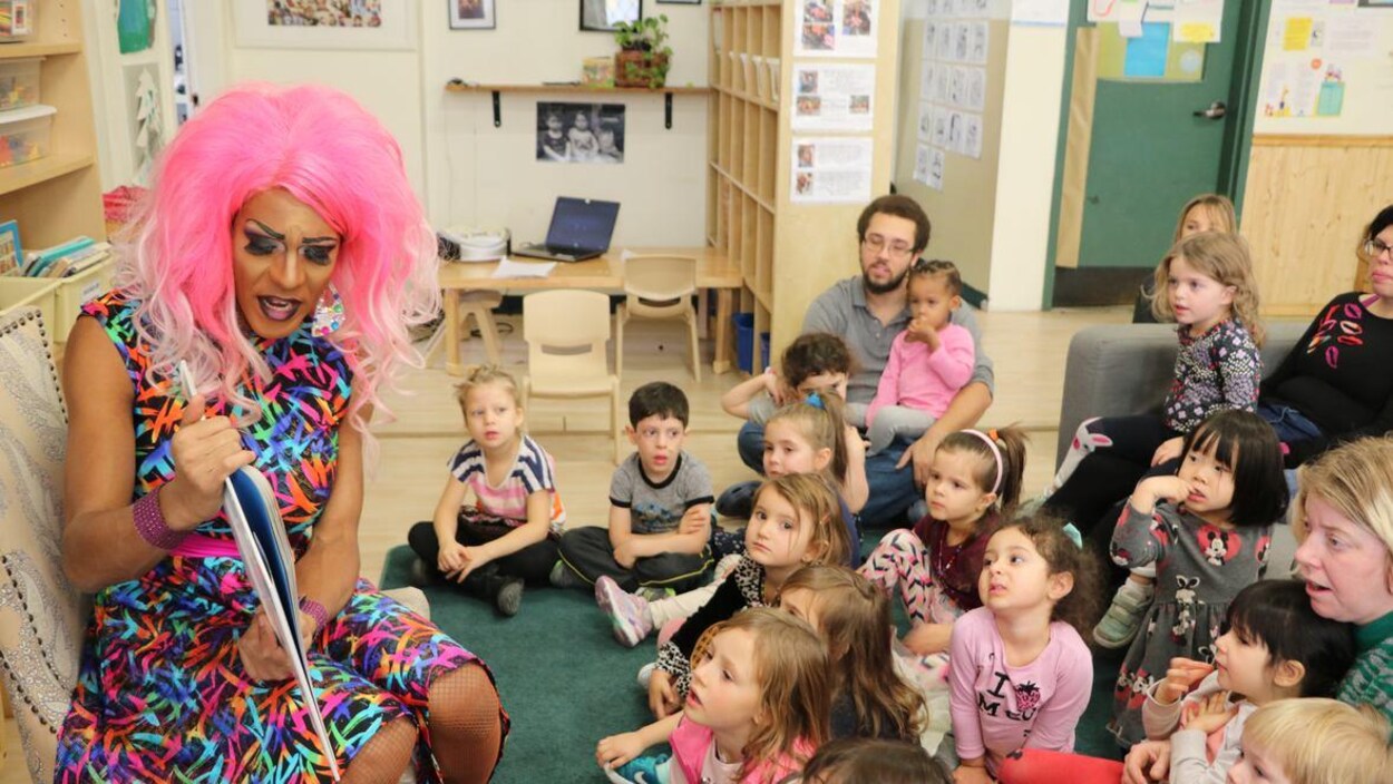 La drag queen Barbada lors de l'heure du conte à la garderie Par-Dessus l'Arc-En-Ciel. 