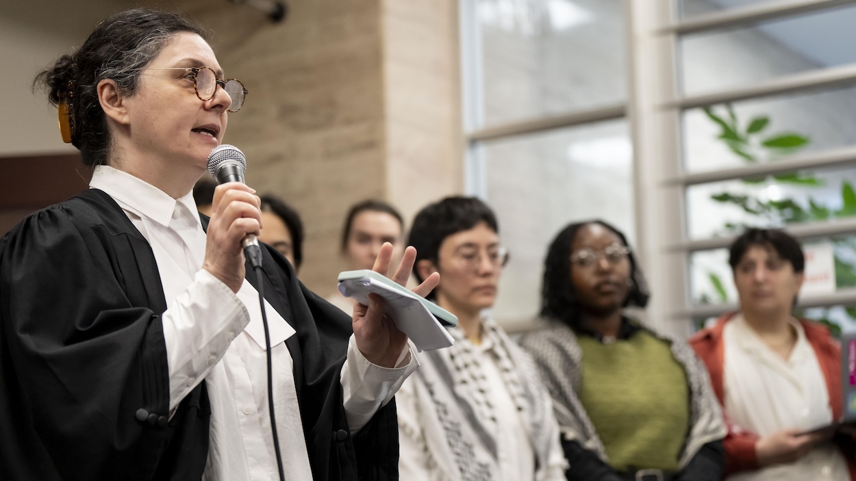 Des manifestants propalestiniens contestent leur arrestation à Montréal