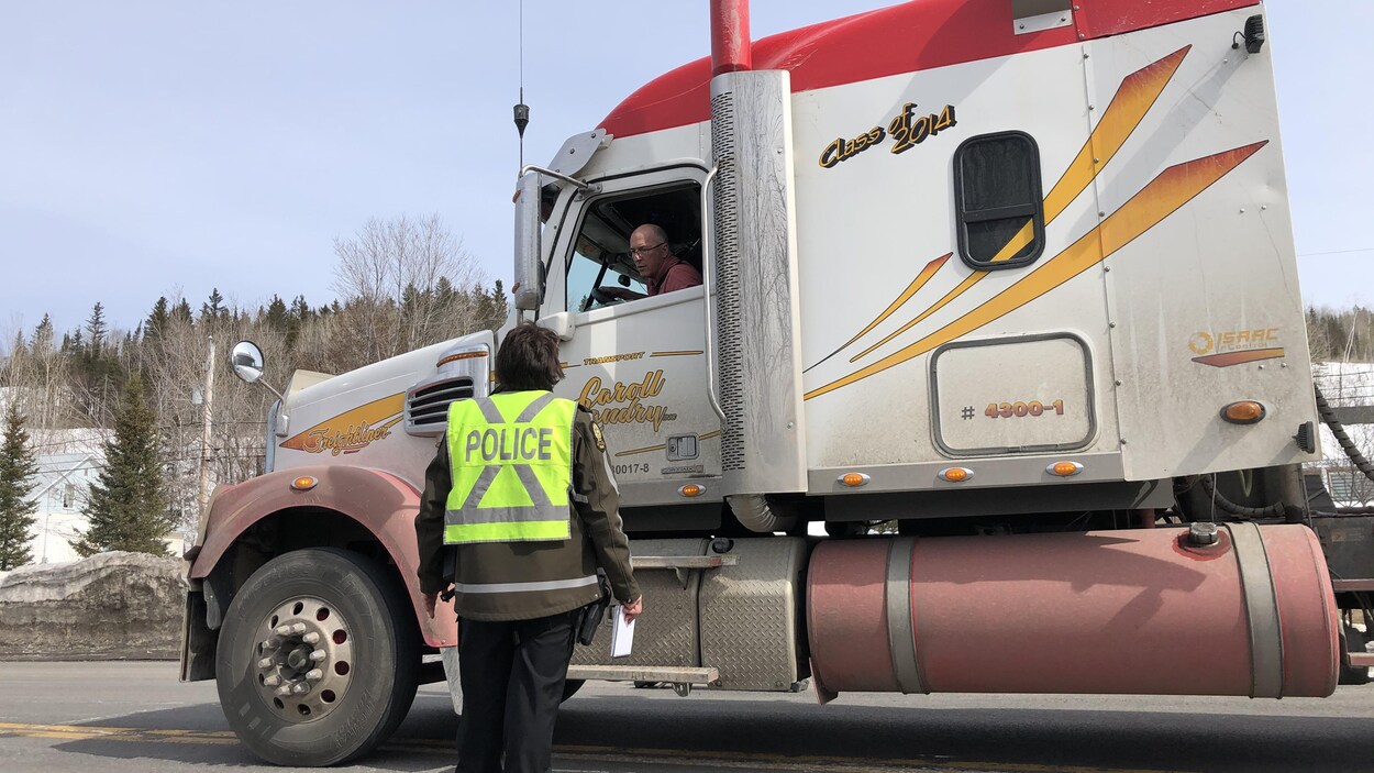 Un policier contrôle un camionneur.