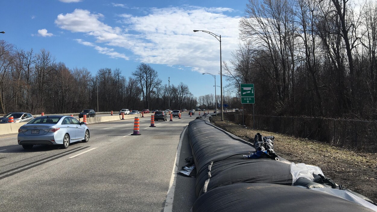Des barrières gonflables le long d'une autoroute.