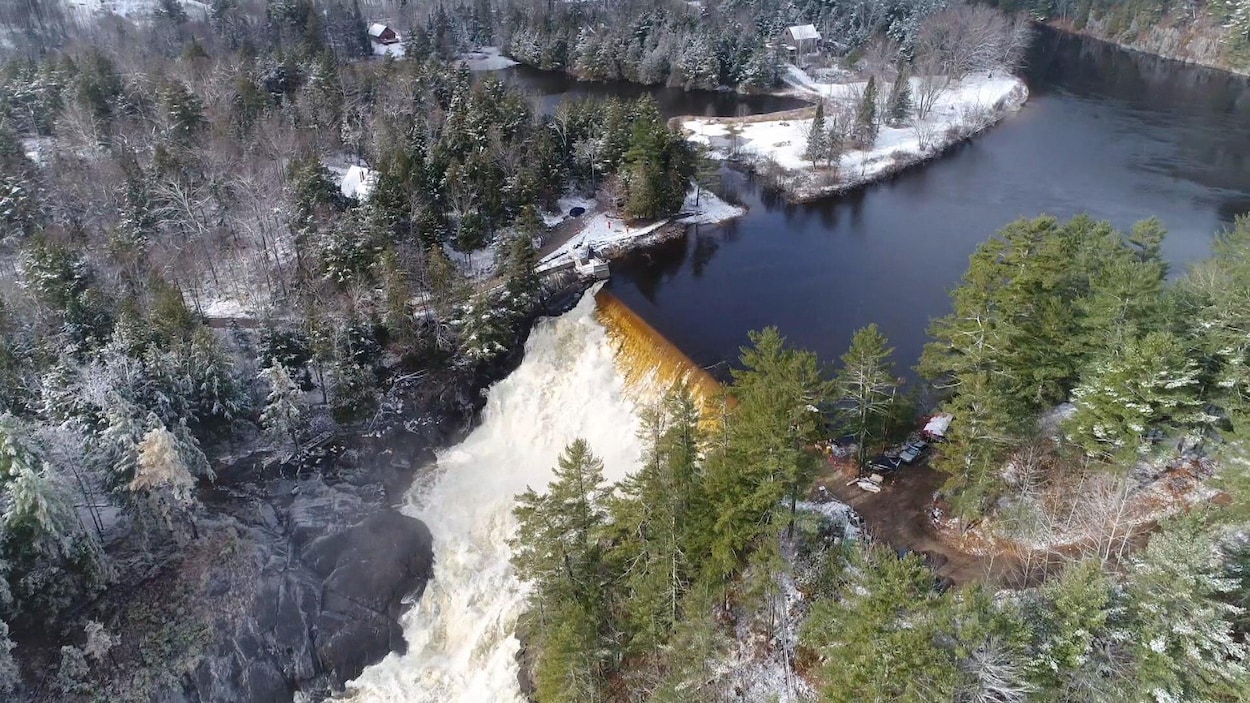 Un barrage vu du ciel.