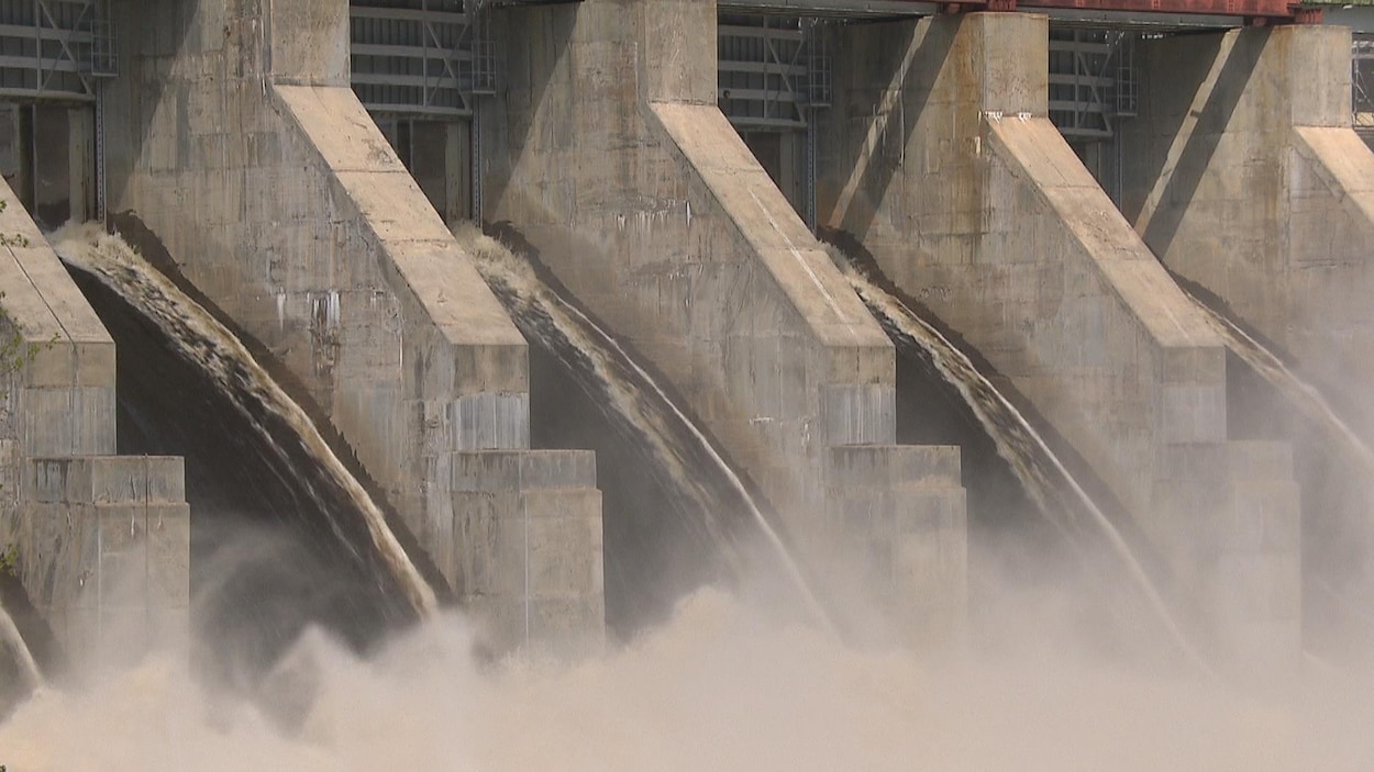 De l'eau sort d'un barrage de Rio Tinto.