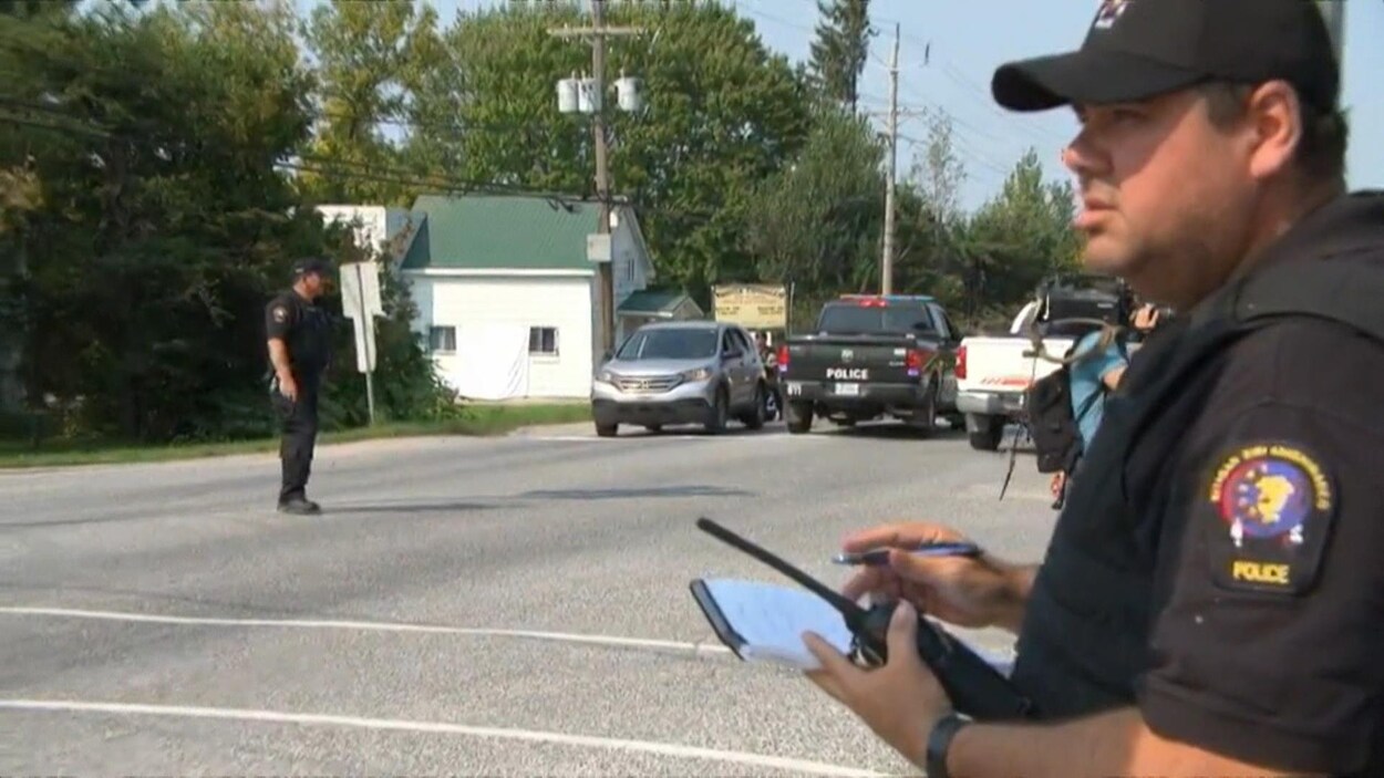 Des policiers arrêtent des voitures Des policiers arrêtent des voitures