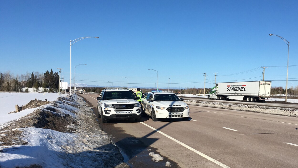 Deux véhicules de police sur la route 175.