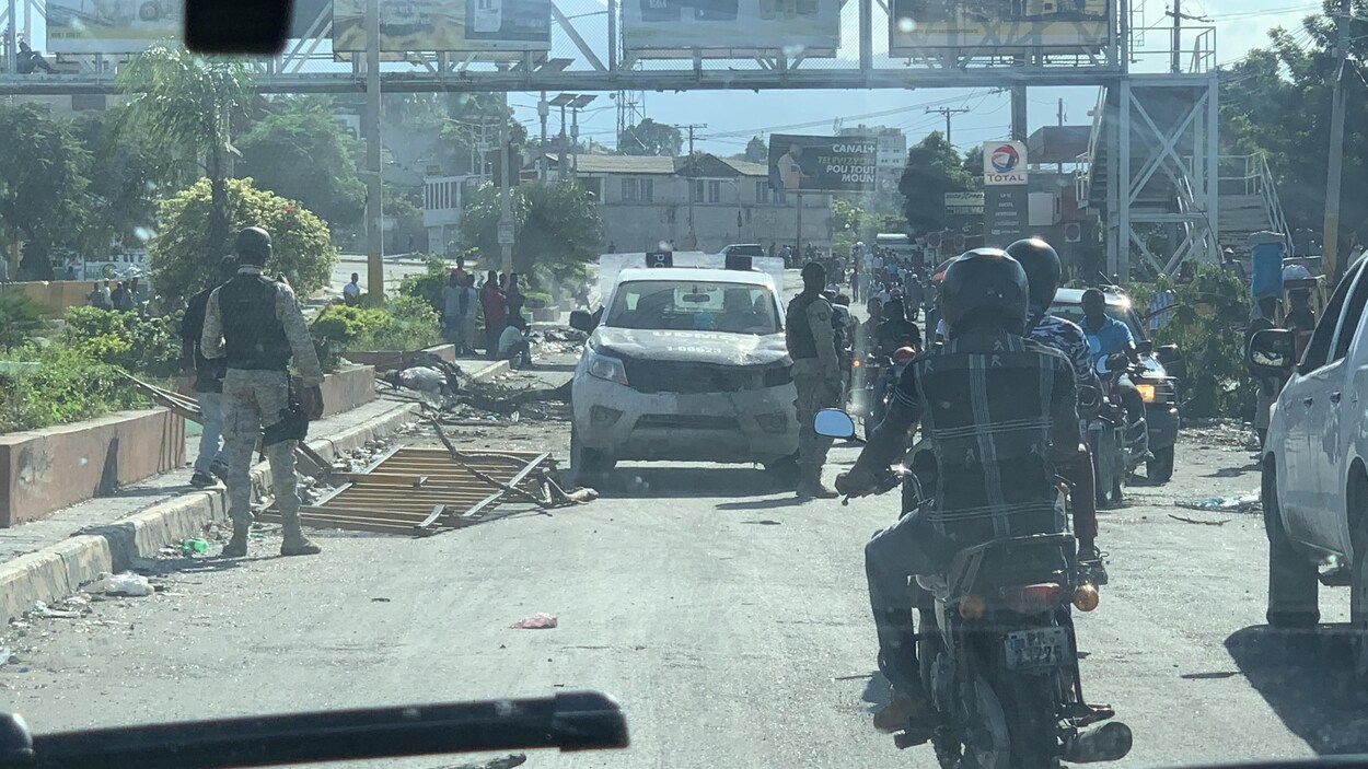 Barricade et forces de l’ordre.