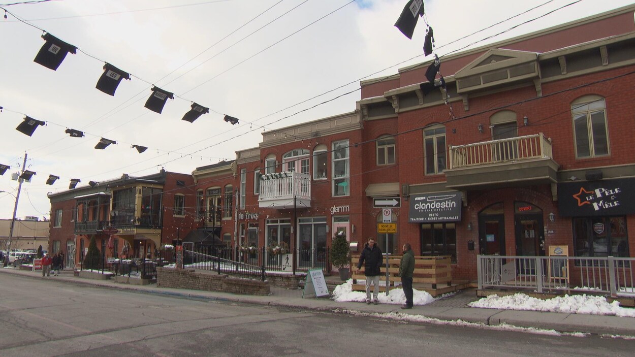 Des commerces et des bars sur le bord d,une rue de Gatineau en hiver.