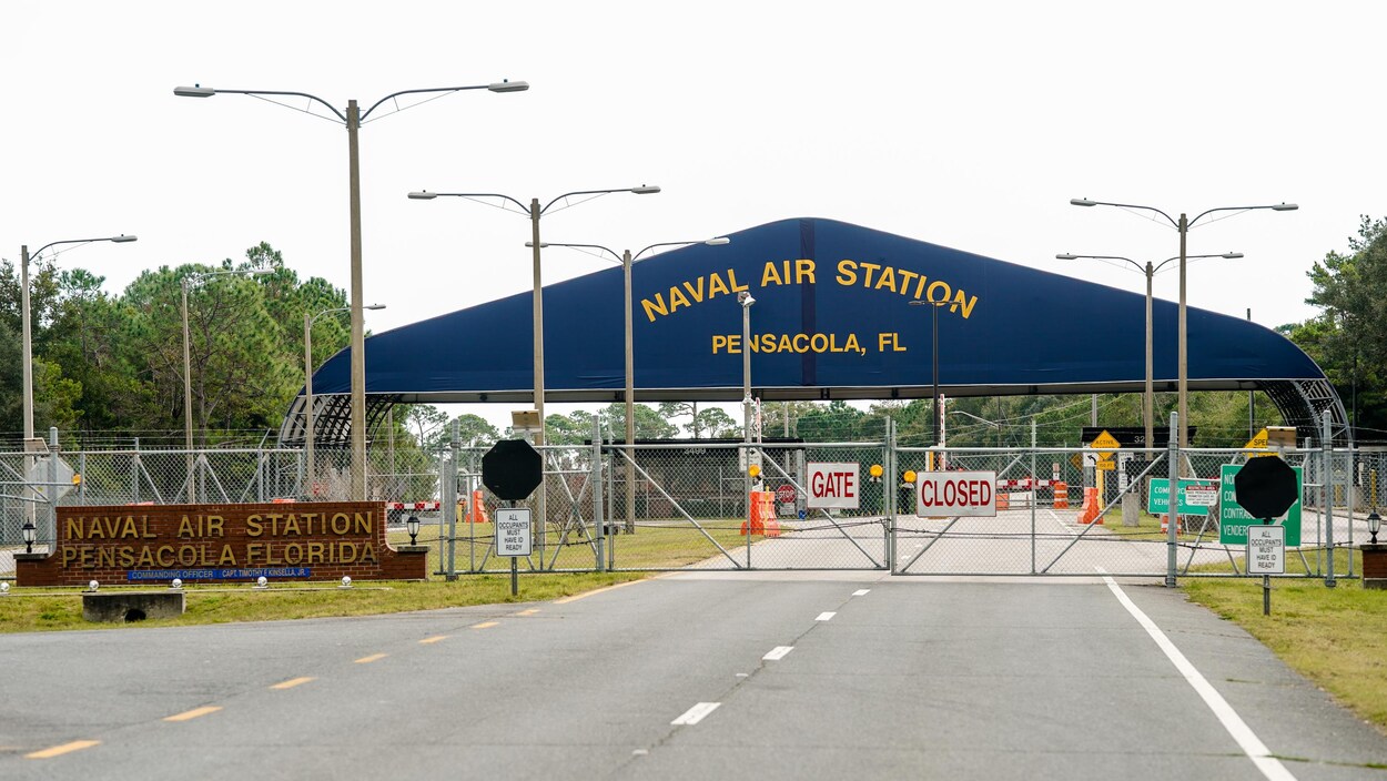 L'entrée principale de la base militaire de Pensacola, dont la clôture de sécurité est fermée.
