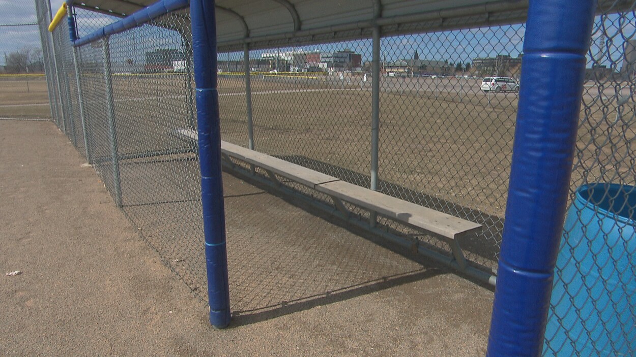 Un abri pour joueurs de baseball le long du terrain