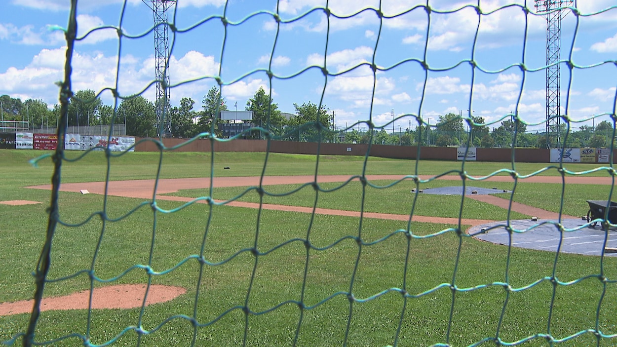 Le terrain de baseball vide.
