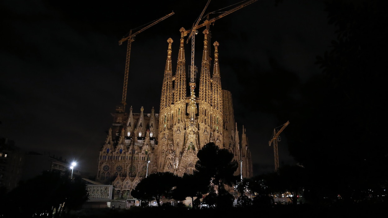 Une basilique qui est en train d'être rénovée, photographiée la nuit, est éclairée par le bas. Une basilique qui est en train d'être rénovée, photographiée la nuit, est éclairée par le bas.