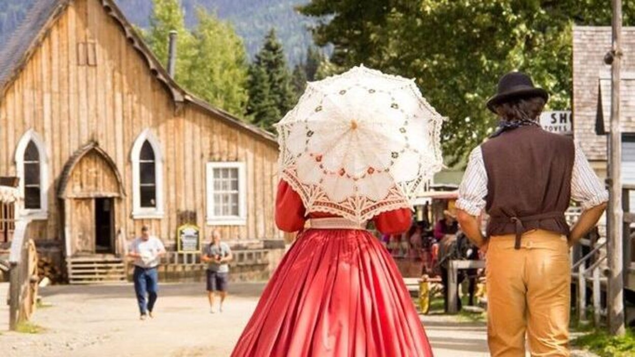 Des guides habillés avec des vêtenements d'antan se promène à Barkerville.