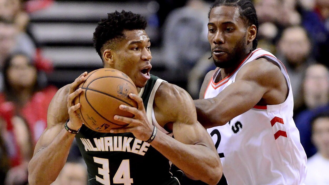Giannis Antetokounmpo des Bucks de Milwaukee est surveillé par Kawhi Leonard des Raptors de Toronto.