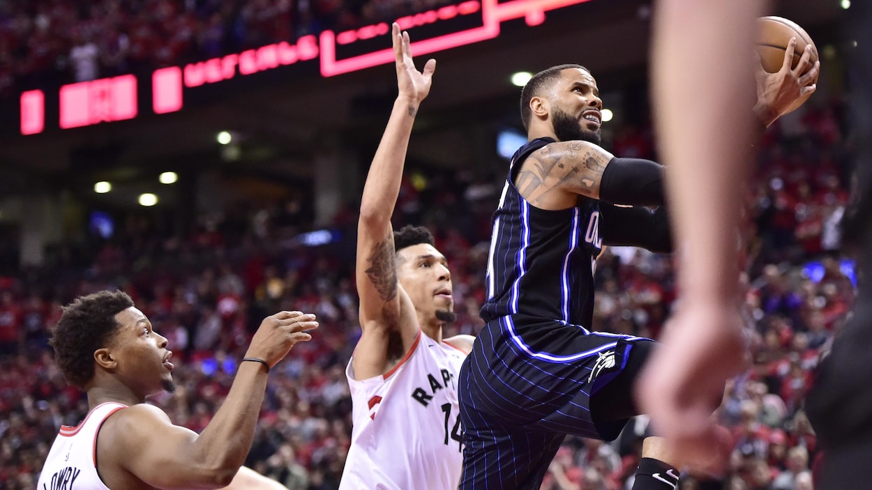 Des joueurs de basketball s'affrontent.