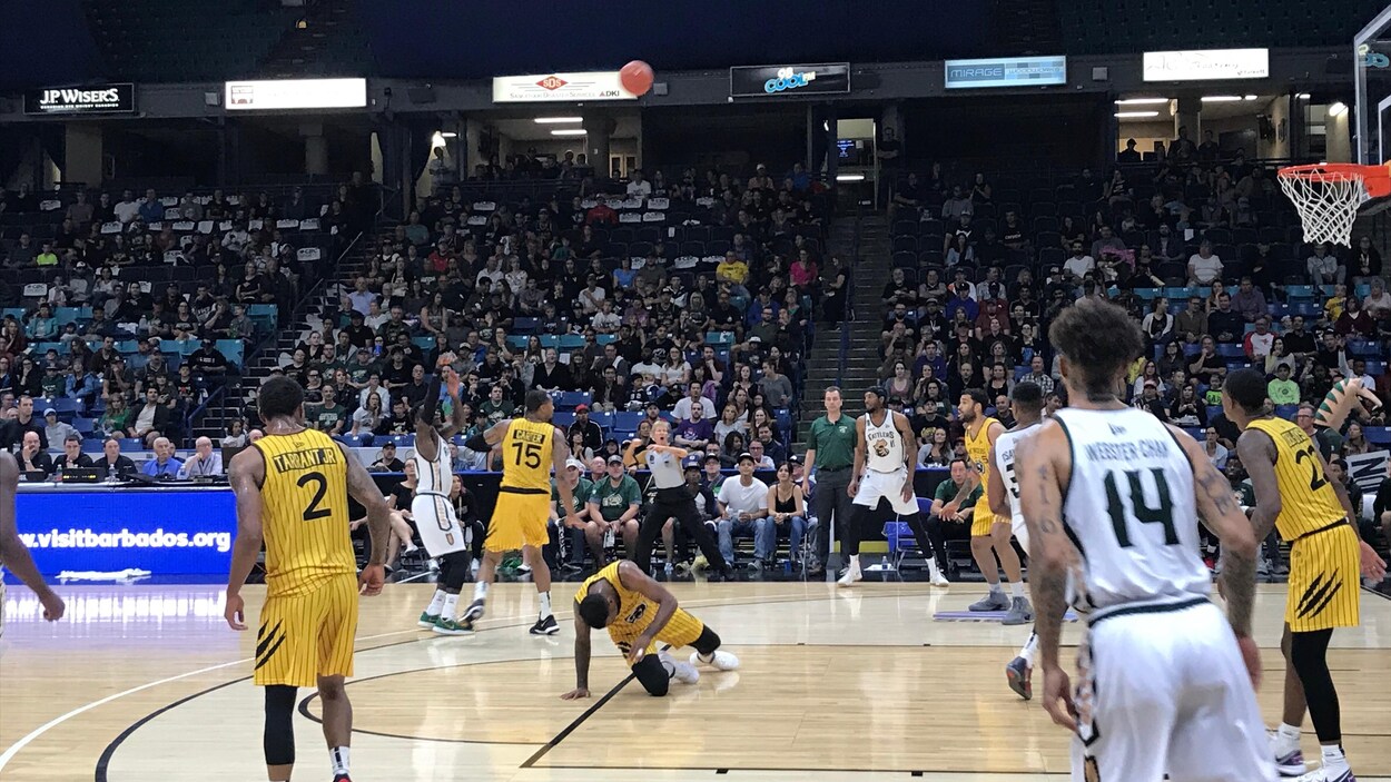 Des joueurs de basketball disputant un match.