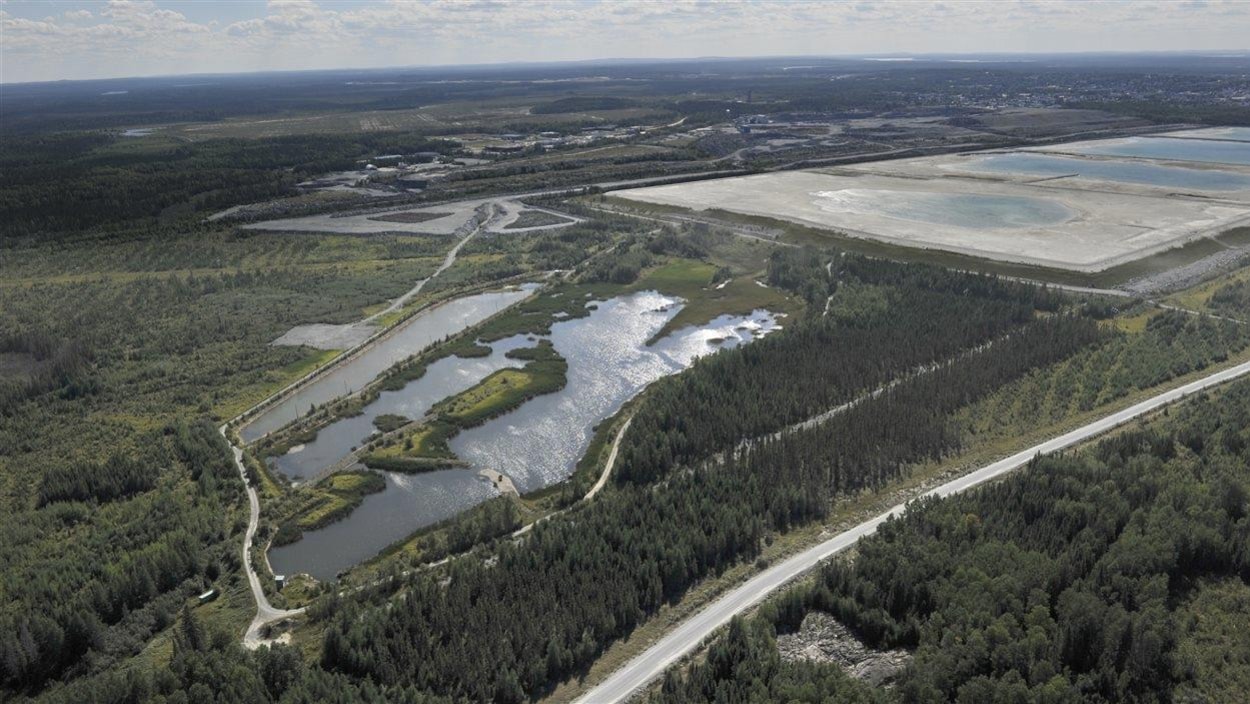 Bassin et parc à résidus, vue vers le sud-ouest Bassin et parc à résidus, vue vers le sud-ouest