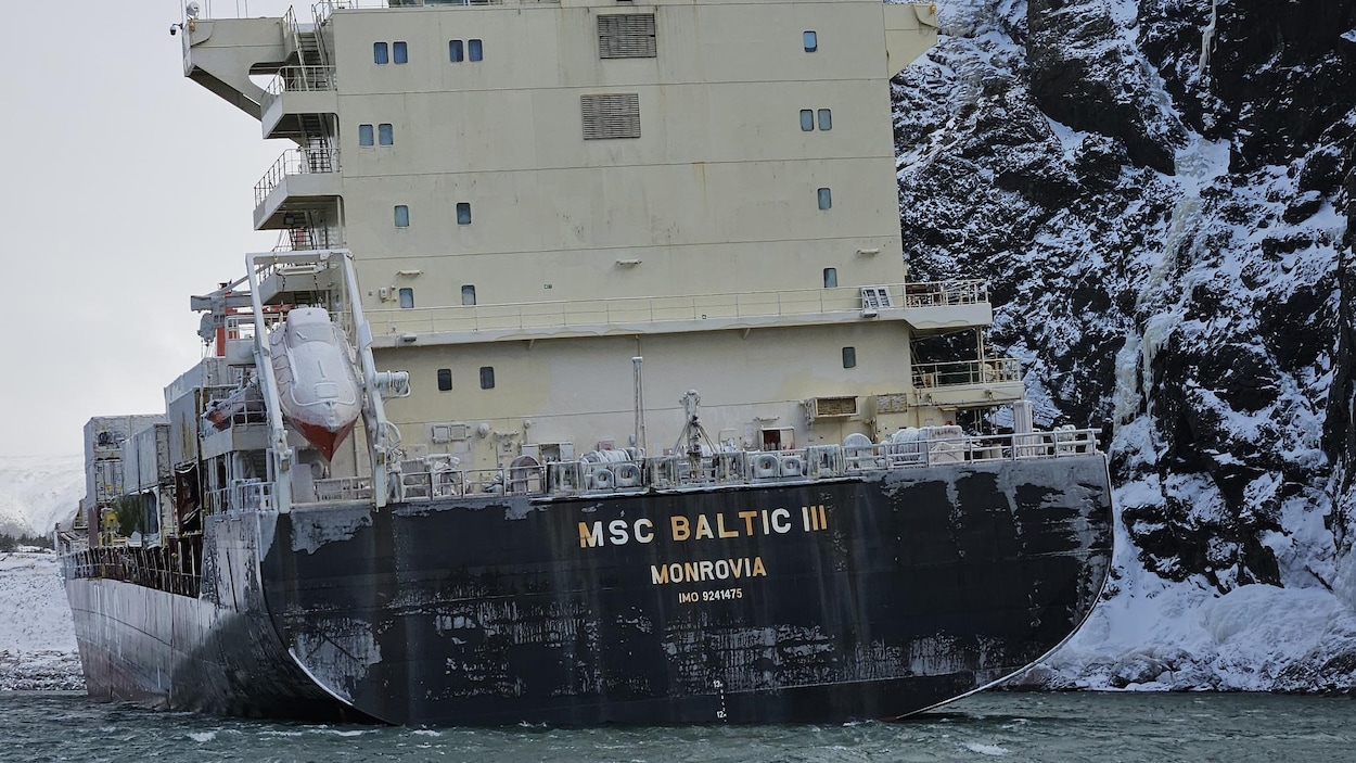 Le cargo échoué à Terre-Neuve ne sera pas remorqué avant plusieurs mois