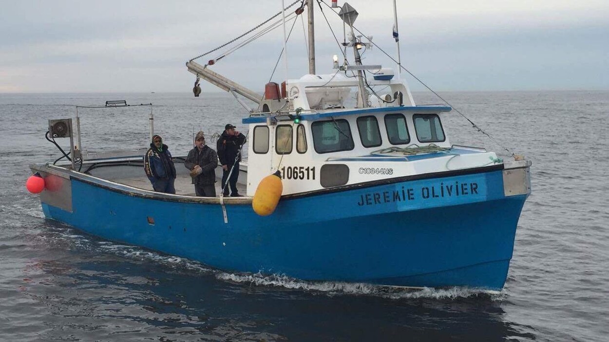 Sur le pont, on aperçoit le capitaine Christian Duguay et ses membres d'équipage, Serge Gionet et Hector Haché. Sur le pont, on aperçoit le capitaine Christian Duguay et ses membres d'équipage, Serge Gionet et Hector Haché.