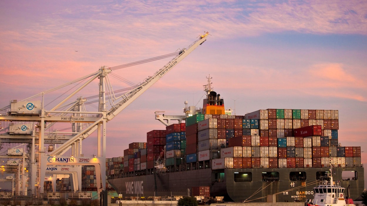 Un navire chargé de containers.
