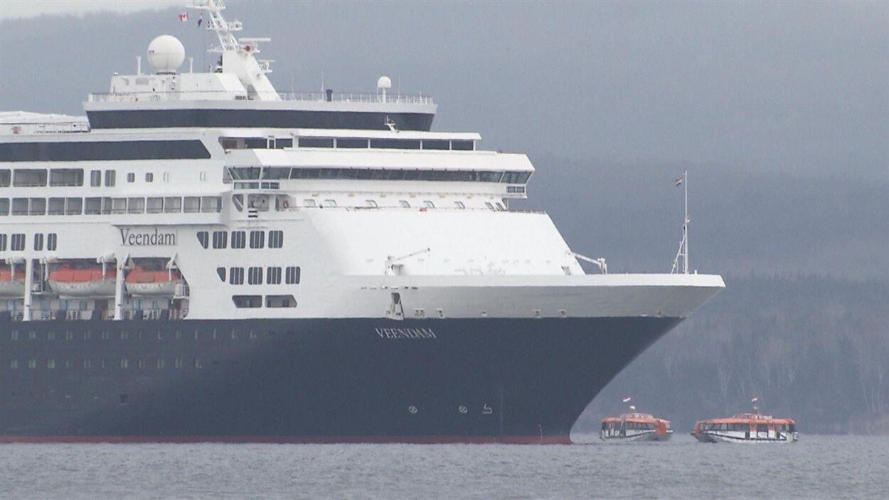 Le Veendam dans la baie de Gaspé Le Veendam dans la baie de Gaspé