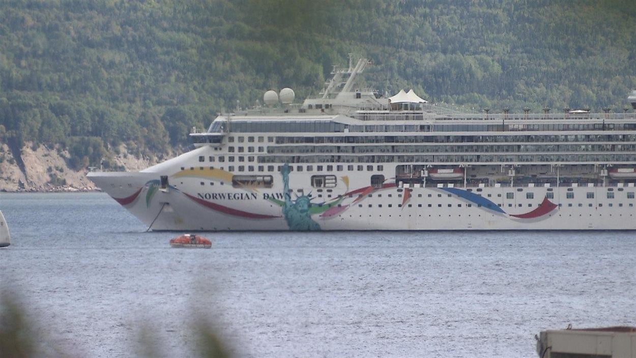Le bateau de croisière Norwegian Dawn dans la baie de Gaspé