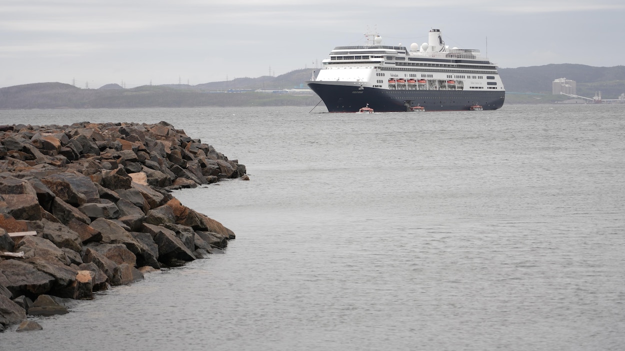 Le Volendam lance la saison des croisières à Sept-Îles