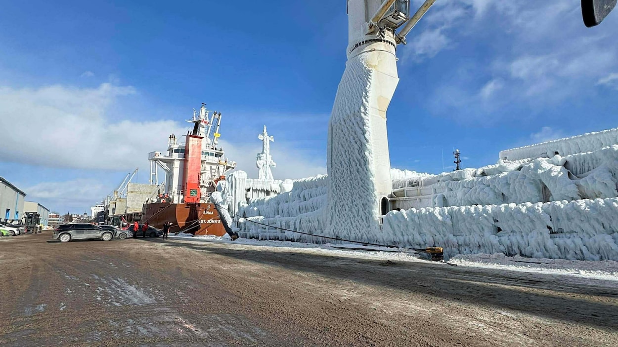 Un cargo recouvert de glace au port de Trois-Rivières