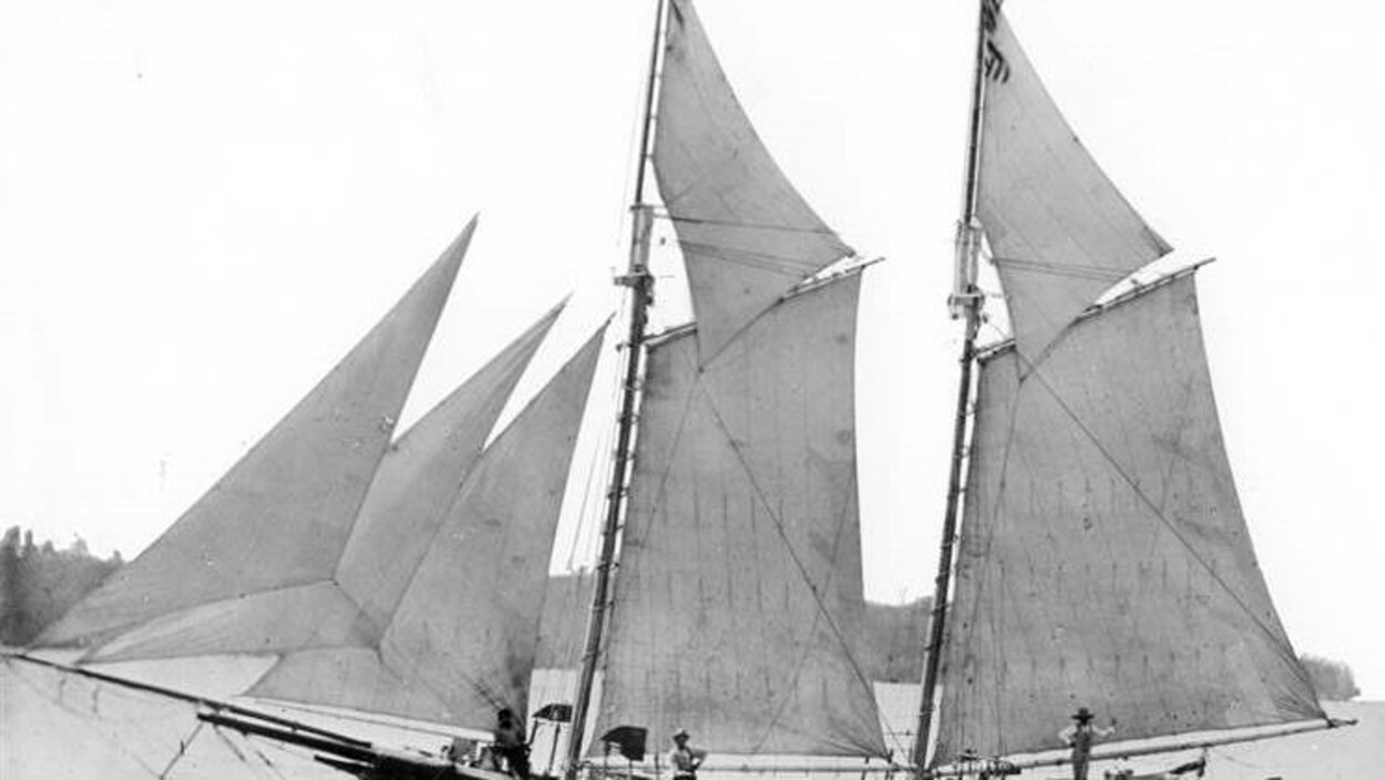 Vieille photo de grand bateau à voiles avec des gens sur le pont. Vieille photo de grand bateau à voiles avec des gens sur le pont.