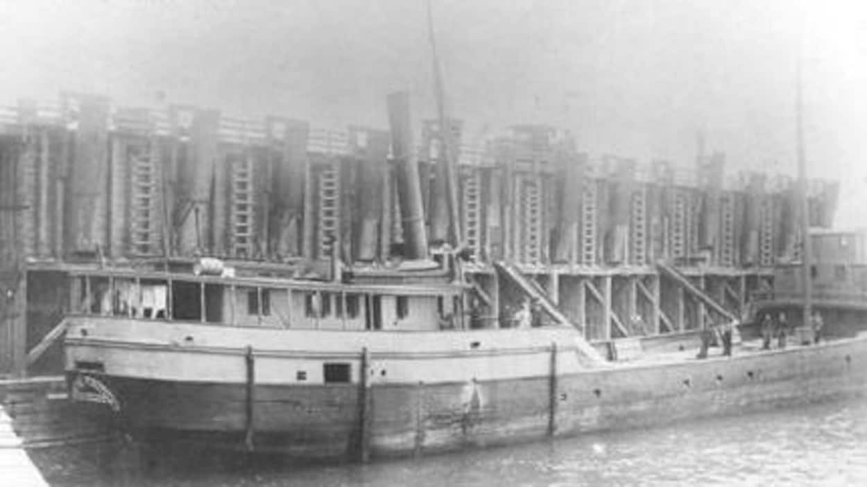 Il s'agit d'un bateau à vapeur. Il s'agit d'un bateau à vapeur.