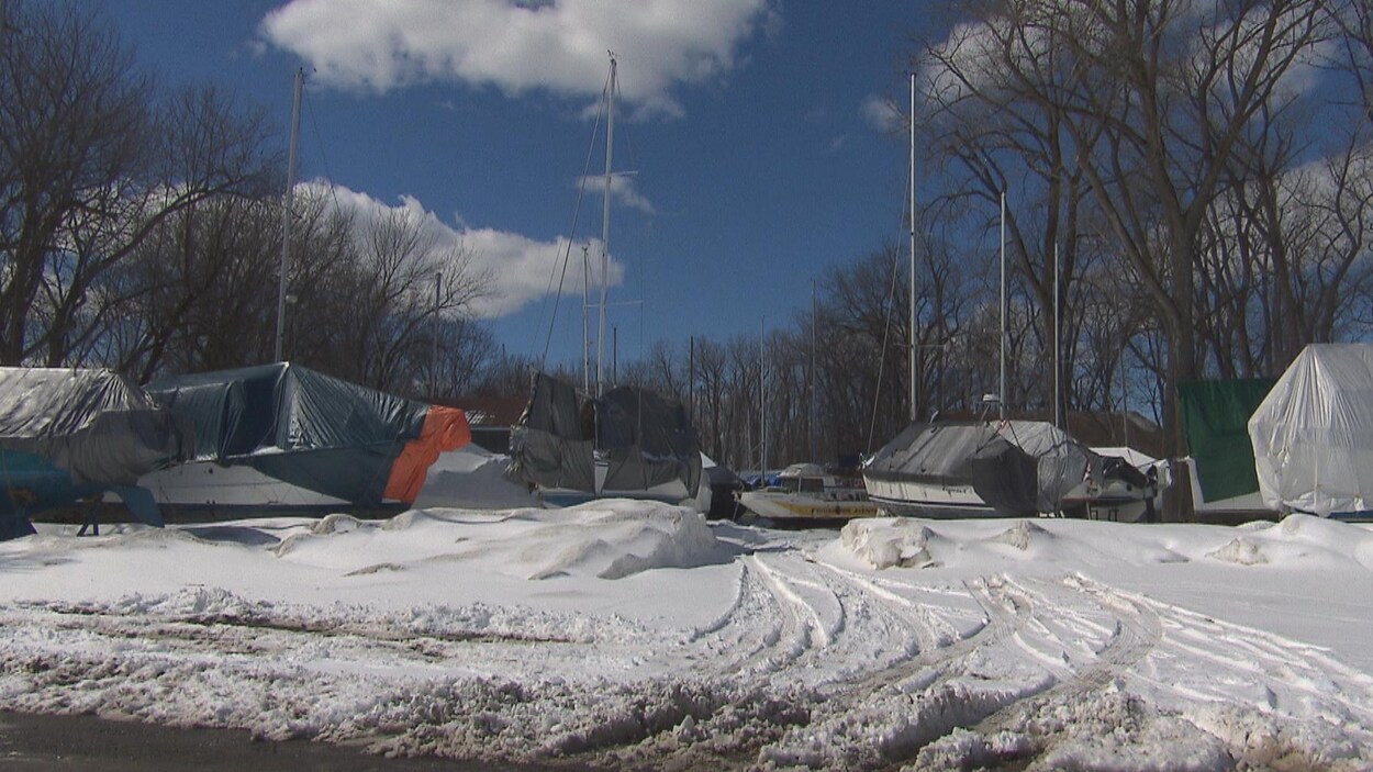 Des bateaux entreposés sur la terre ferme pour l'hiver