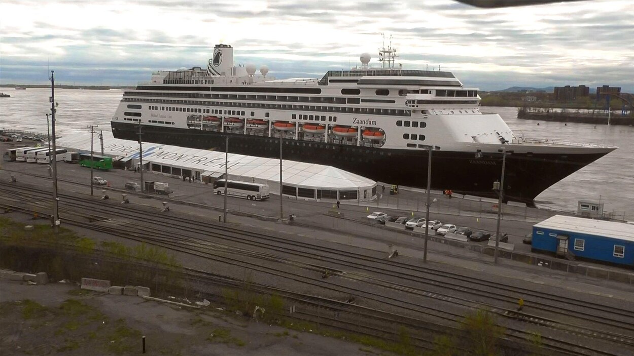 Un navire de croisière dans le port de Montréal.