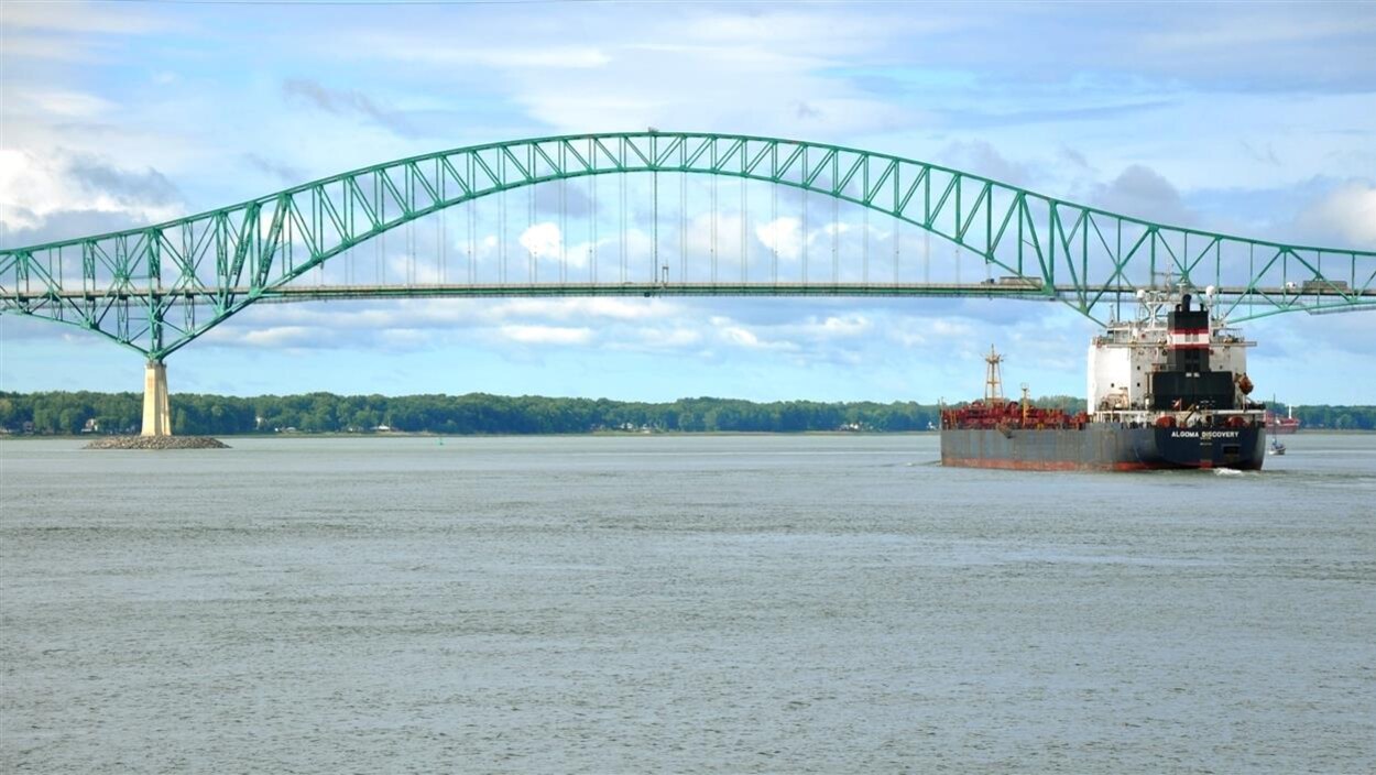 Un paquebot navigue sur la voie maritime du Saint-Laurent. Un paquebot navigue sur la voie maritime du Saint-Laurent.