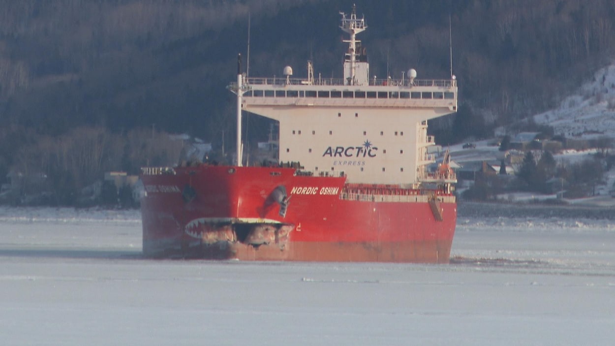 Un quai de Rio Tinto à La Baie heurté par un navire de bauxite