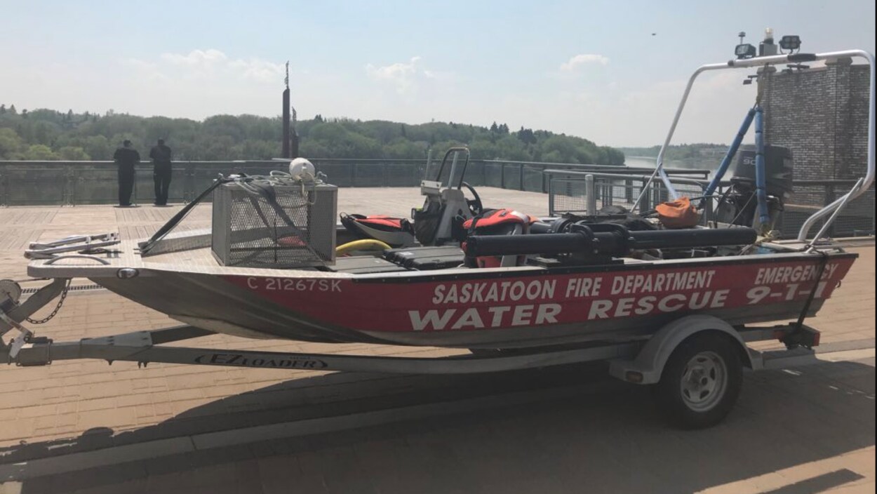 Un bateau dans une remorque sur un quai près de l'eau. Un bateau dans une remorque sur un quai près de l'eau.