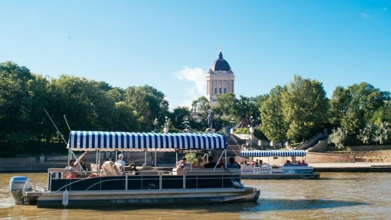 Un bateau taxi sur la rivière Assiniboine à Winnipeg.