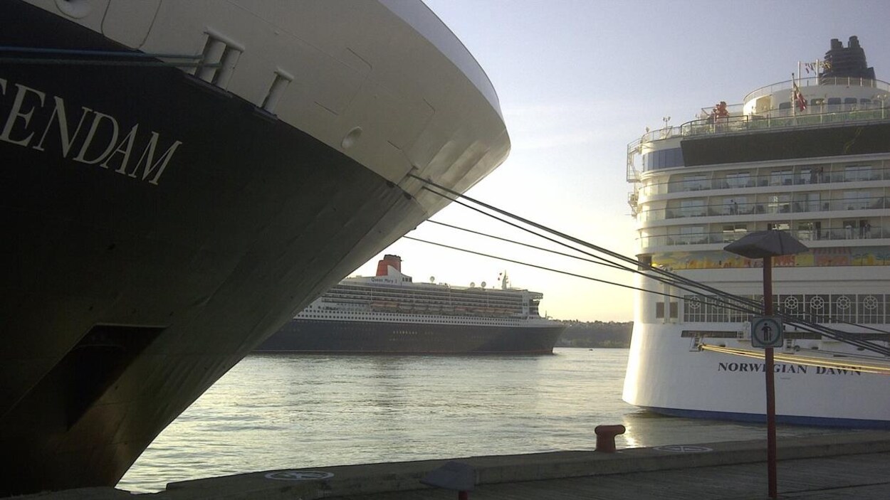 Des bateaux sont amarrés au port de Québec.