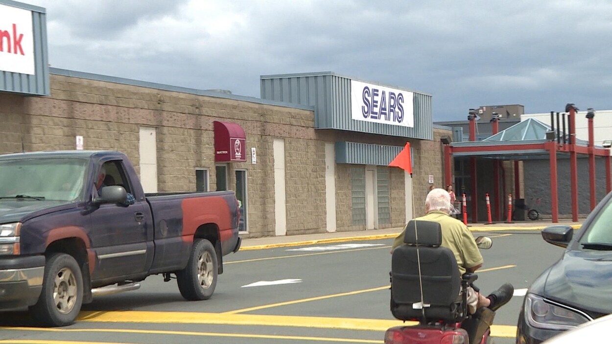 L'enseigne du magasin Sears à Bathurst L'enseigne du magasin Sears à Bathurst