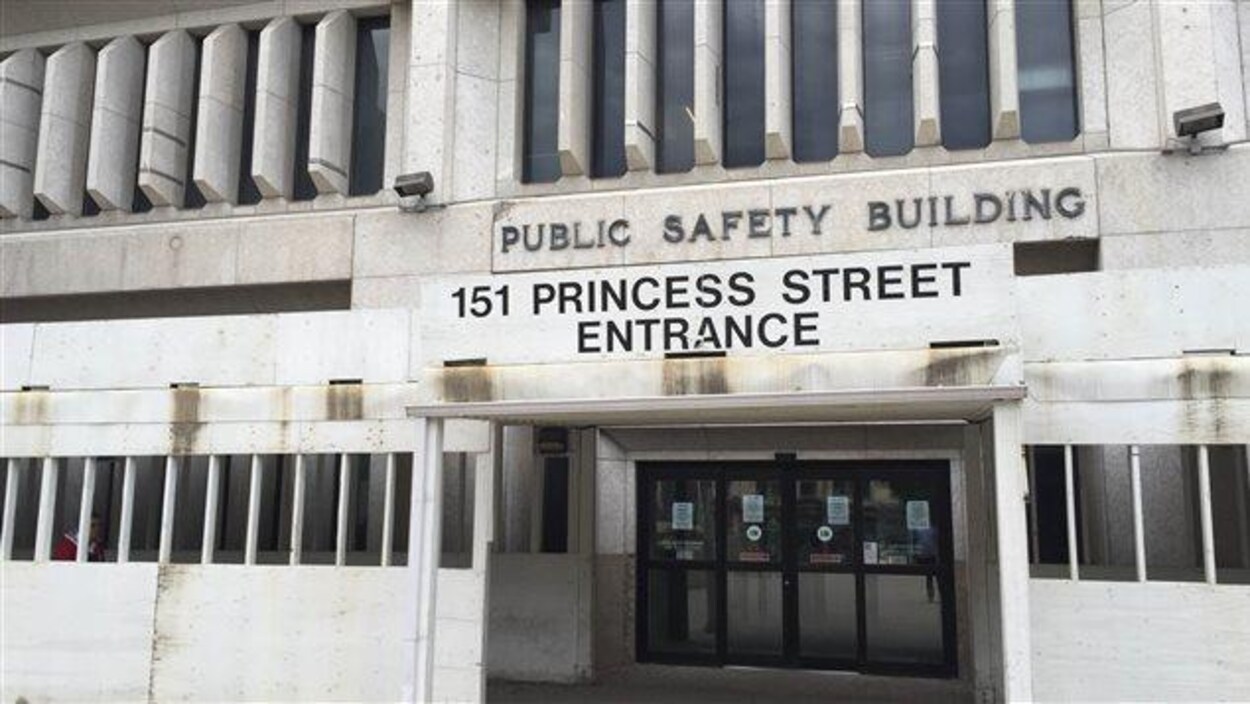 L'entrée d'un immeuble de pierre de style brutaliste. L'entrée d'un immeuble de pierre de style brutaliste.