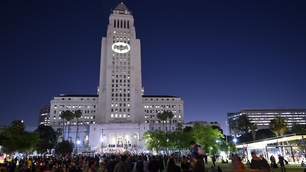 Le Bat-signal a illuminé l'hôtel de ville de Los Angeles jeudi soir, devant des centaines d'admirateurs de Batman. Le Bat-signal a illuminé l'hôtel de ville de Los Angeles jeudi soir, devant des centaines d'admirateurs de Batman.